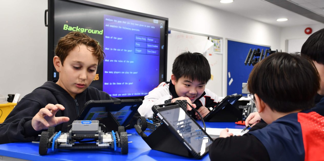 children working in a robotics class