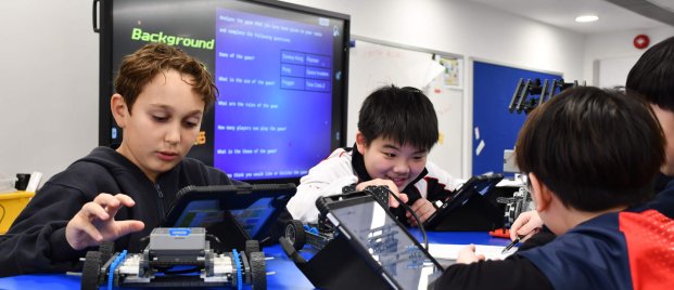 DSC_8925 children working in a robotics class