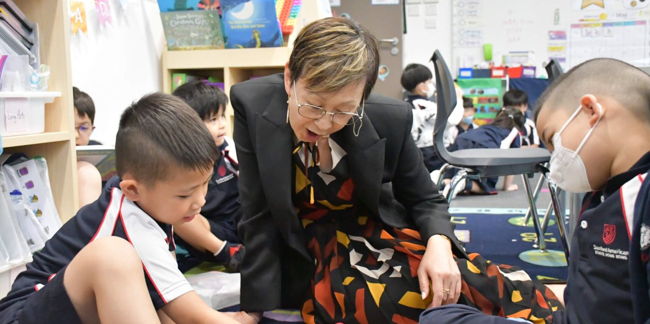teacher reading to kids