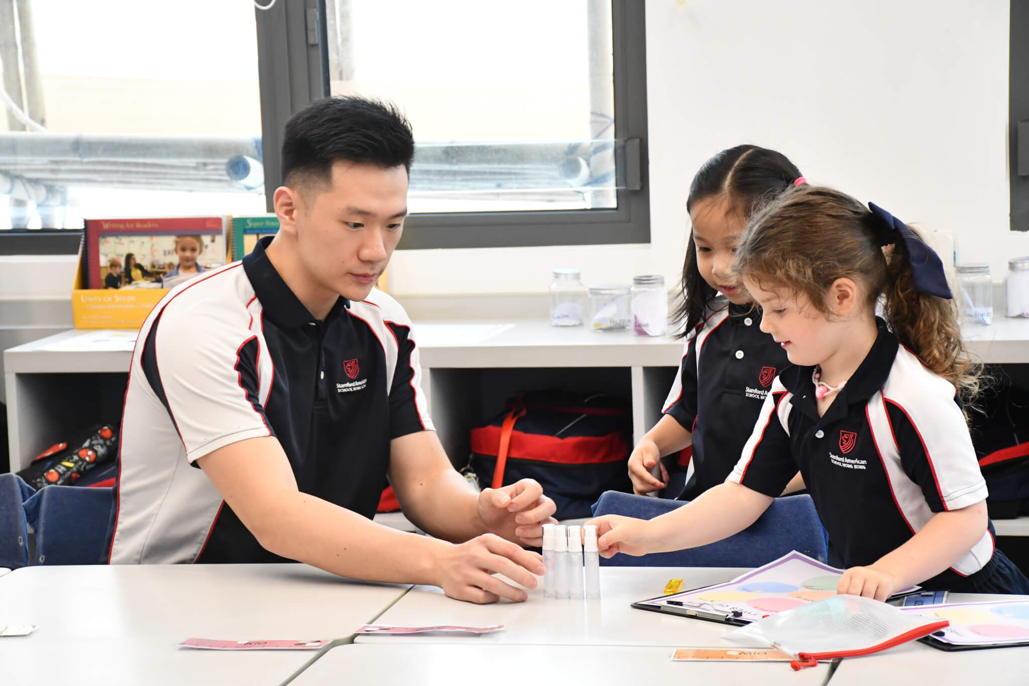teacher helping students with experiment